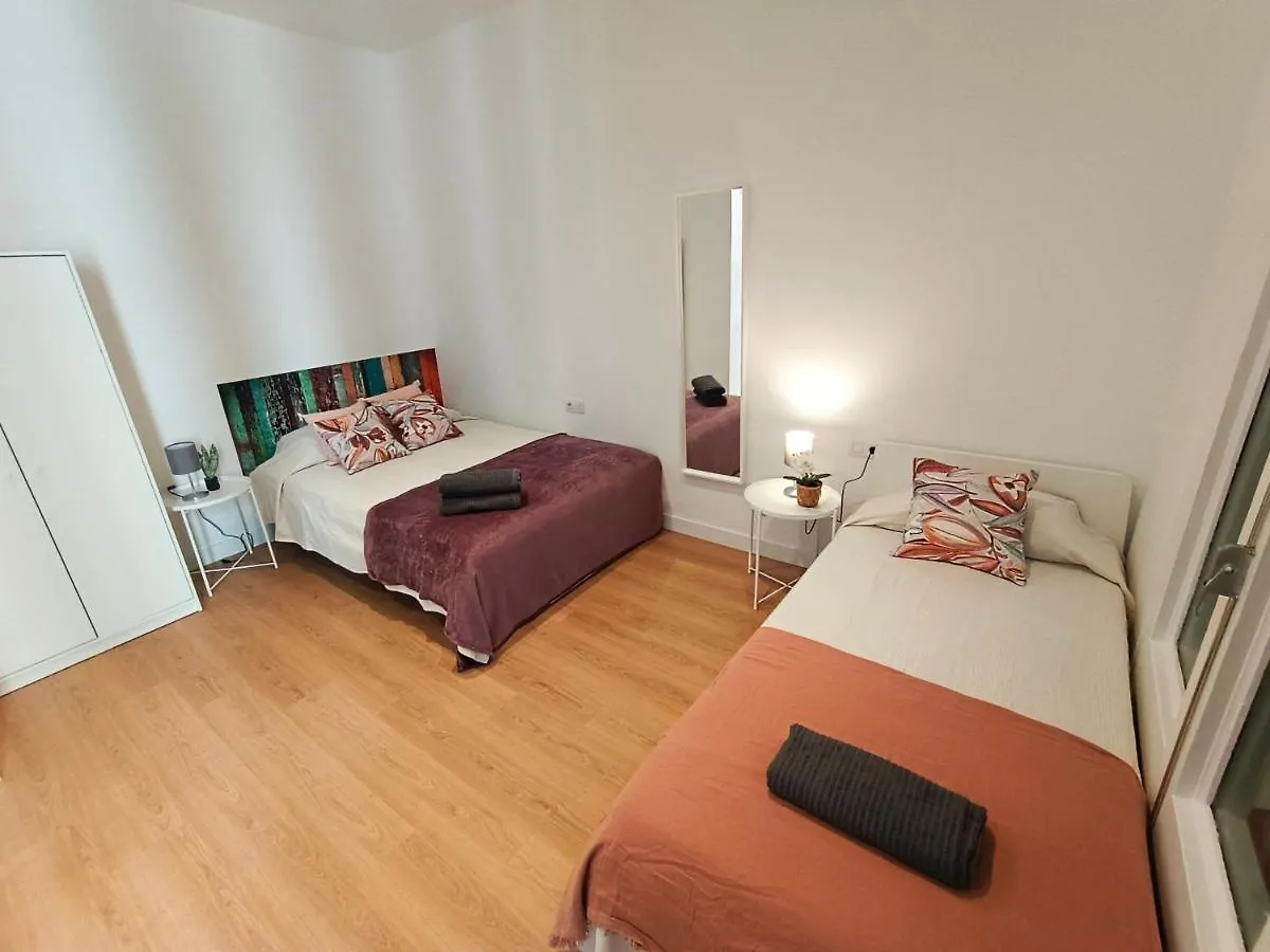 By Universitat Rooms Барселона Хостел