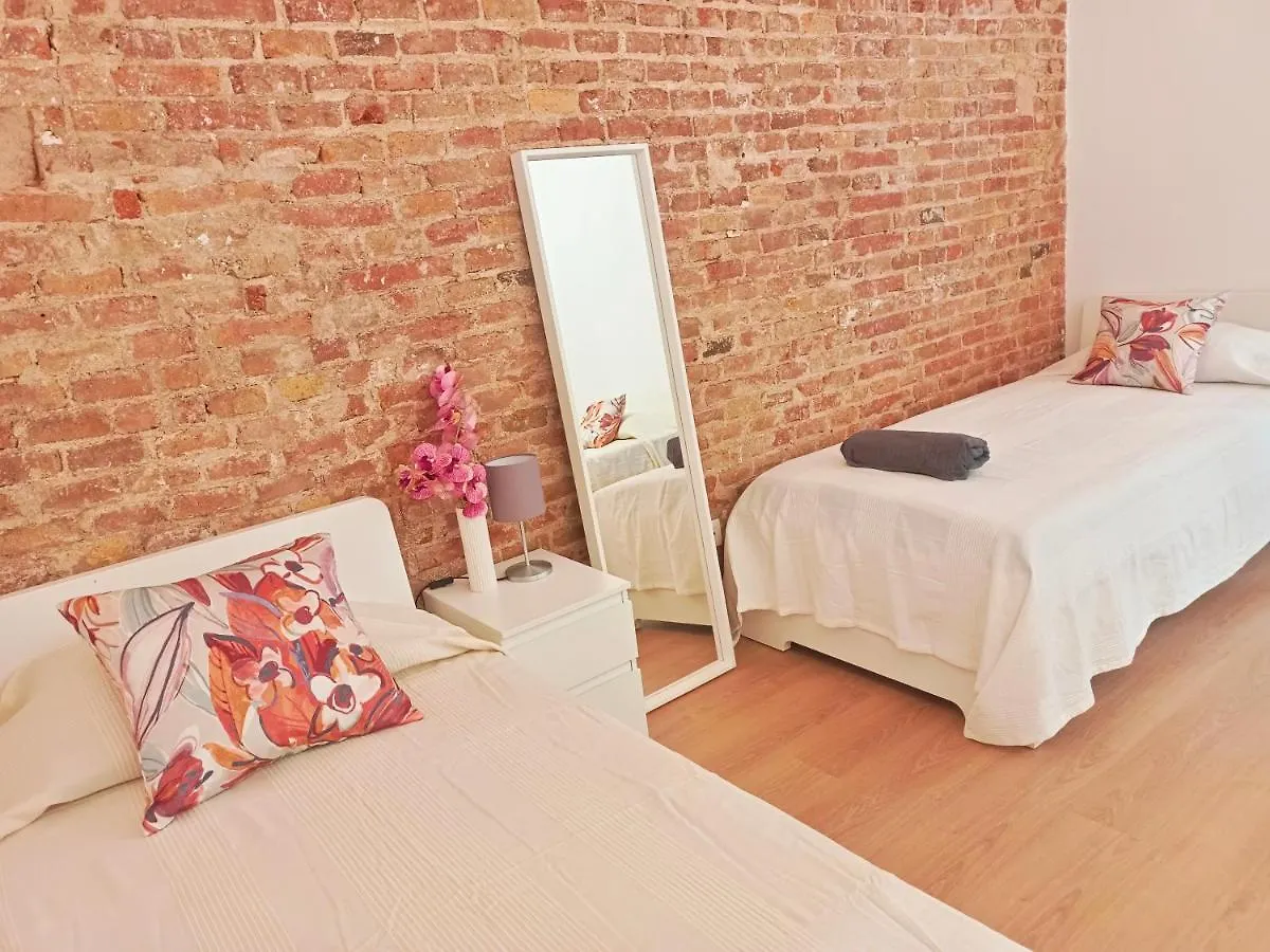 By Universitat Rooms Барселона Хостел