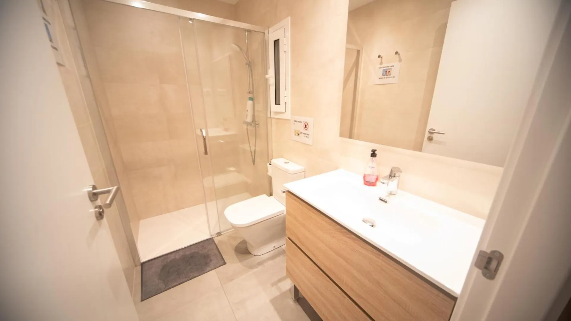 By Universitat Rooms Барселона Хостел