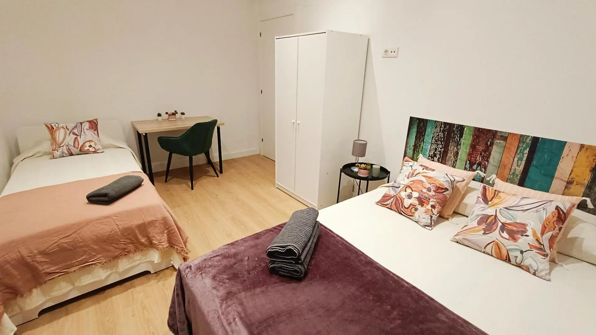 By Universitat Rooms Барселона 0*,  Испания